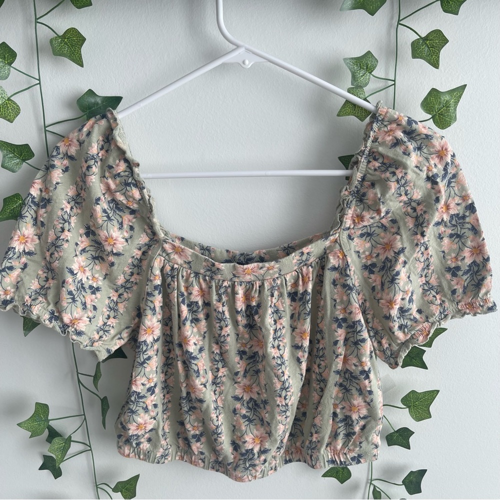 American Eagle Floral Puff Sleeve Top